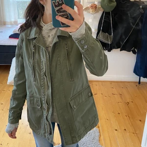 Militärgrön vårjacka - Ascool jacka som passar så bra nu till våren!❤️ Den är ursprungligen från Cubus och är i storlek 34! Frakt ingår ej