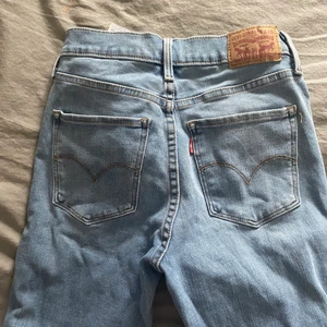 LEVIS JEANS - Jag säljer mina levis jeans för att jag inte har använt dem så mycket som jag trodde. De är använda två gånger så skicket är bra och de är stretchiga. PRIS KAN DISKUTERAS!❤️ frakt inkluderat i priset