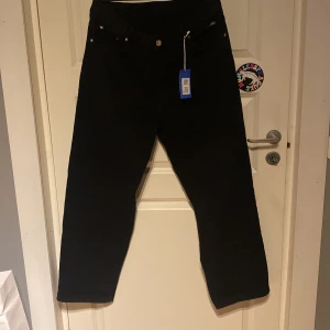 Sweet sktbs baggy Jeans - Säljer mina oanvända svarta baggy jeans då dom inte passade mig. Passformen är riktigt schysst. Betalade 600 för dessa och frågar bara efter 300 plus frakt. 