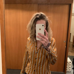 GADEROBSRENSNING!! - Snygg randig skjorta från Bershka. Sparsamt använd strl S