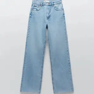 Säljer dessa populära jeans från Zara med lappar kvar!! Storlek 34🖤🖤