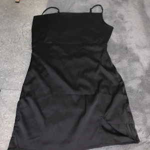 Klänninh - oanvänd, för liten