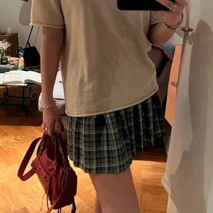 Kjol - Super fin rutig kjol från pull & bear! Super snygg till basic plagg och passar till alla tillfällen. Köpt i storlek S