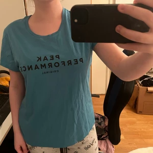 Peak Performance T-Shirt - M/L  - Blå T-Shirt från Peak Performance 💎 Endast provad pga inte min smak ☺️ Jättemjukt tyg, känns tightare än storlek L. M låter bättre! Frakt är på köparen! Nyskick 🥳