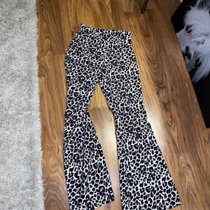 Ginabyxa, storlek S - Nästan helt oanvända, korta i benen för de som är längre än 170cm. Frakten ingår i priset alltså 34kr för byxan och 66kr för frakt.