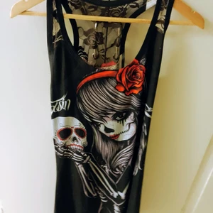 Goth/punk/rock linne - Långt linne i ny skick.använt några gånger 