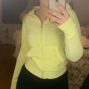 Juicy tröja - Jättegullig äkta Juicy tröja köpt för flera år sedan men bara legad i garderoben, var från början ett set men gav bort byxorna pga att dom var för små. 