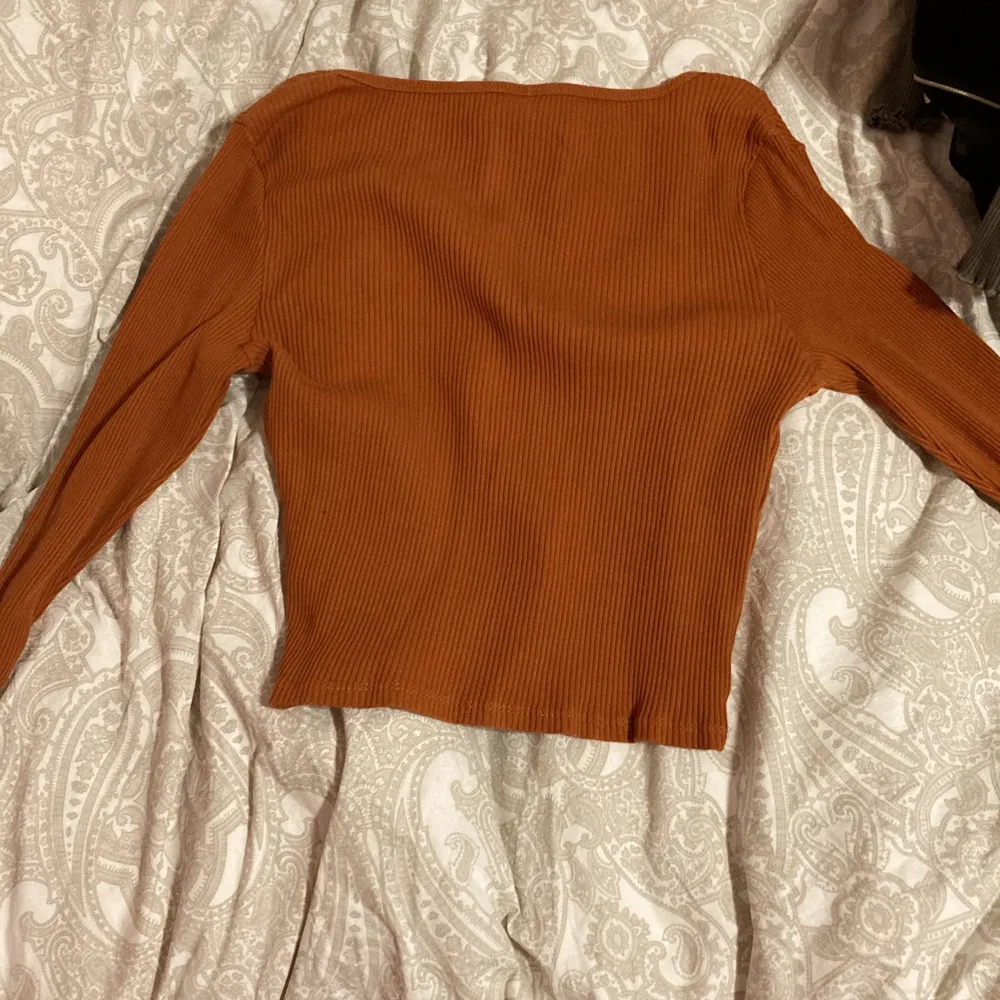 Jag väljer att sälja den här fina tröjan och jag har inte använt tröjan mycket alls❤️. Tröjor & Koftor.