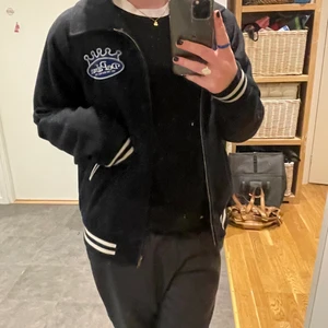 Collegejacks - Säljer denna assnygga collegejackan! Använde den mycket förra vintern men säljer pga har en annan jacka! Den passar xs-m❤️
