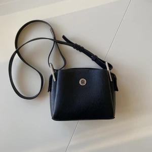 Tommy Hilfiger väska - En jättefin väska från Tommy Hilfiger. Den har inte använts mycket alls! Exklusive frakt. Budgivning om flera är intresserade!