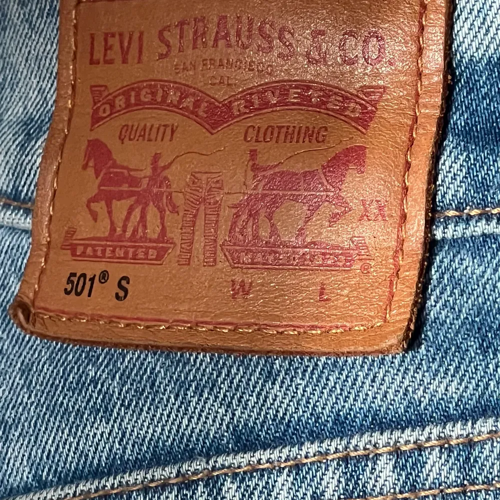 Levi’s 501:or i skinny passform, W26 L30. Lite distressed detaljer, knappt använda.. Jeans & Byxor.