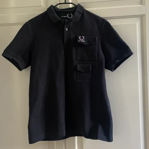 Raf Simons x Fred Perry - Piké från samarbetet mellan Raf Simons och Fred Perry. Passformen och materialet är perfekt. Plagget har används ett par gånger men är fortfarande riktigt bra skick. Passar storlek small beroende på vad för passform som passar dig. Nypris ligger runt 2000kr 