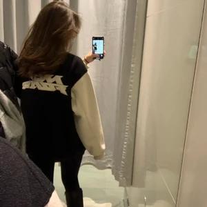 Baseballjacka - Oversized ”baseballjacka” från h&m! Står ”no fear” på ryggen 😎 😎