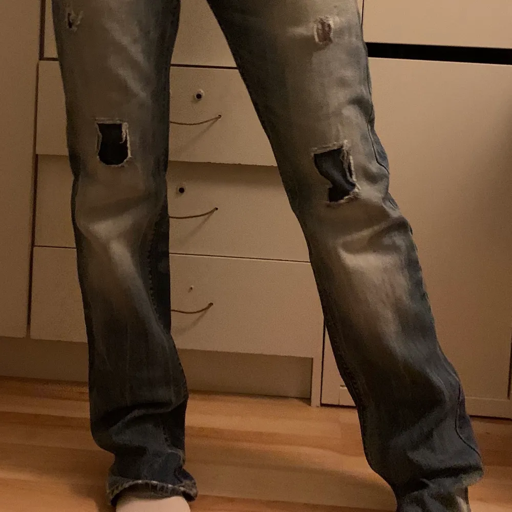 Fett cola jeans som inte kommer till användning! De är lite långa på mig som är 167cm.. Jeans & Byxor.