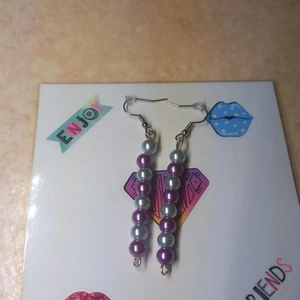 Örhängen 30 kr plus frakt 15 kr😊 - Jag har gjort dem själv en månad gammal