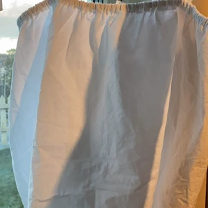 Topp - Fin liten vit topp. Aldrig använd därav sitter prislappen fortfarande på.  Armarna knyts men kan ej justeras. Storlek xs men är puffig och passar både S och M