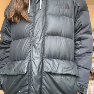 North face puffer jacket - Intressekoll på min North face puffer jacket ❤️‍🔥 något slitet men absolut användardugligt skick, ni ser att det finns ett litet hål på högra fickan på bild 1 samt att tyget släppt minimalt på undersidan av jackans kant (se bild 3) men varm och gosig! Storlek mens M men blir snyggt om man gillar att ha lite oversize 🥰 det fattas även en liten kardborreband-del men eftersom man ändå stänger med dragkedjan är den inte av någon vikt ändå -jag har också satt priset utefter skicket 😊 skriv vid frågor!