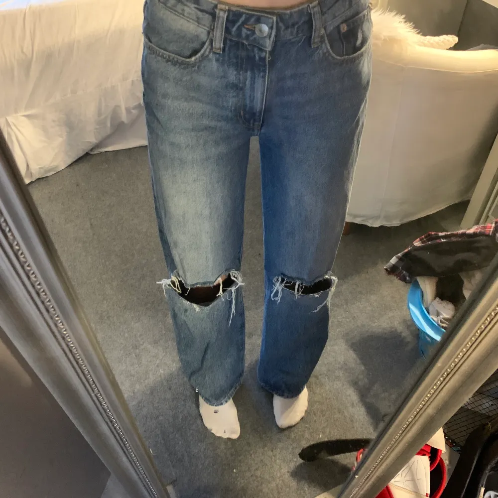 Säljer dessa jätte fina jeans från Lager 157, köpte dom för 300kr och dom är använda 2ggr eftersom dom är lite förstöra i midjan🤍 men annars är dom perfekta, man kan ha det mesta till dom vilket är super bra!. Jeans & Byxor.