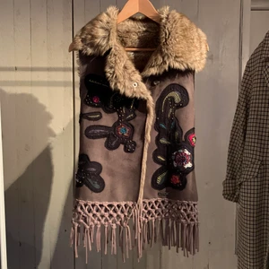 Desigual väst - Desigual reversible väst i storlek xxs-s. Med fuskpäls,  fejkmocka och virkade detaljer på ryggen.