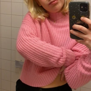 Rosa stickad tröja - Färgen visas som rättvisast på första bilden!! 💕 Rosa stickad tröja med halvpolo. Har nyligen köpt en liknande så rensar ut denna nu. Från HM! Sparsamt använd :) 