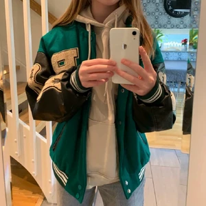 Vår/höst jacka - Jätte cool och trendig jacka som jag köpte på amazon för 800 kronor. Jag köpte den i augusti förra året och har bara använt den runt 5 gånger. Den har inga märken eller något sånt så den är såg gott som ny!💗💘 första bilden är lånad💕