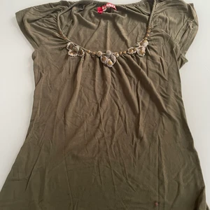 Söt grön topp - As gulligt miss sixty topp som jag köpte för ungefär ett år sen och de är max använd 3 gånger💕💗 jätte strechig så den passar på de flesta och sitter jättebra på all passformer💕😫 köparen står för frakt!!