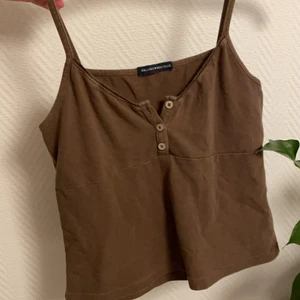 Brandy melville topp - Säljer nu min jättefina topp från brandy. Köparen står för frakten💓💓