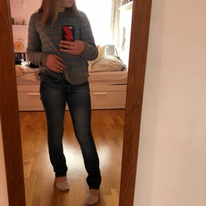 Lågmidjade Peak performance jeans  - Säljer nu mina lågmidjade peak performance jeans. Har köpt även dessa av en annan säljare här på plick. De är använda flitigt, alltså mycket men ändå inte något större slitage. Dom är i stolek waist: 28 och length: 32. Om ni har några frågor eller vill ha fler bilder är det bara att komma privat och fråga💗