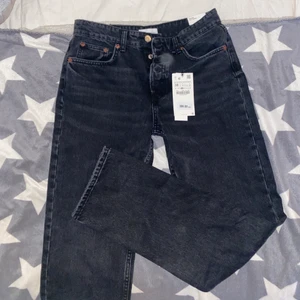 Mid Rise full lenght zara jeans - Slutsålda zara jeans, helt oanvända, säljs pga för korta i benen