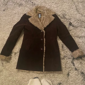 Läder jacka - Säljer en skön och snygg jacka, passar perfekt nu under vintern och är i väldigt bra skick.