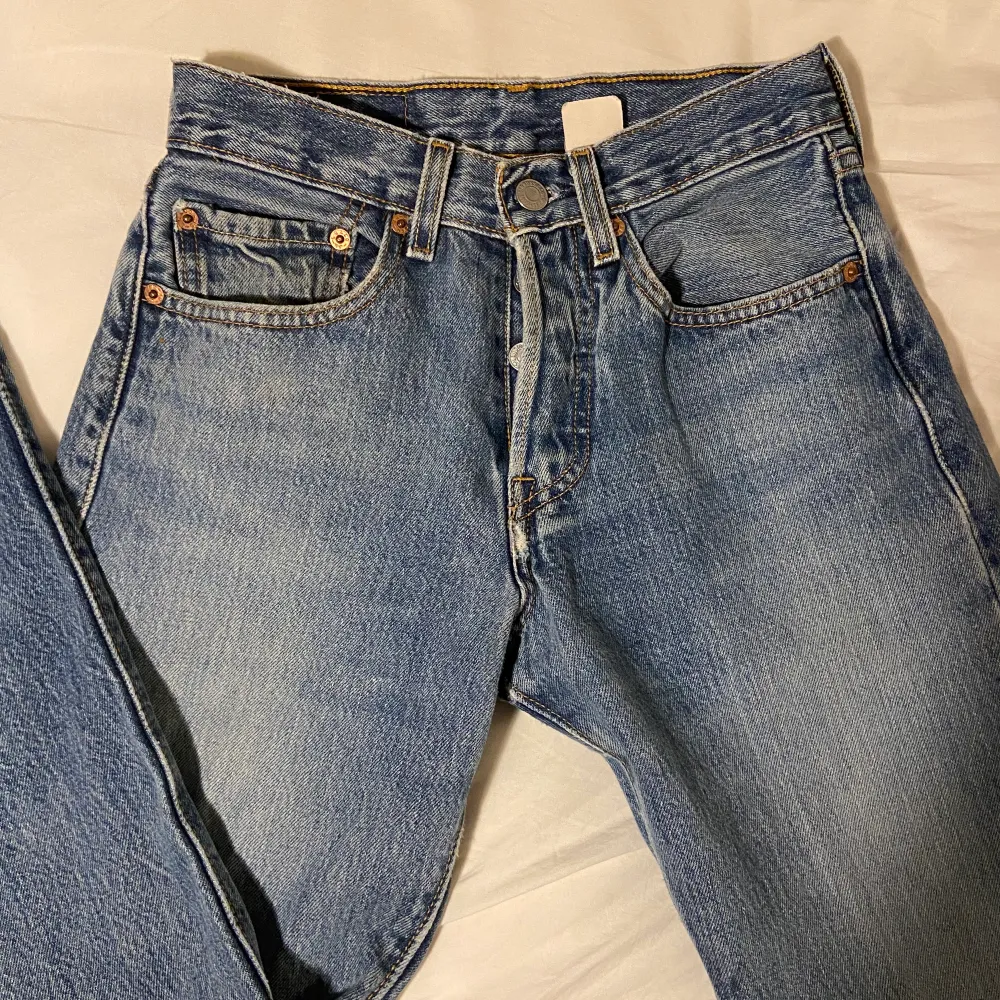 säljer min jättefina levi’s jeans, köpta här på Plick pga att de var för små💘 helt oanvända!. Jeans & Byxor.