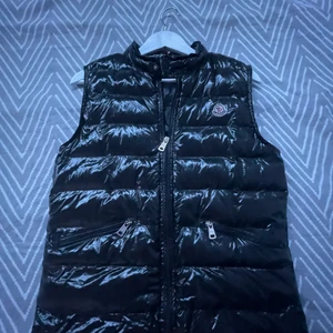 moncler väst  - Säljer min moncler väst har aldrig använt den e för liten..äkta 