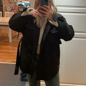 Svart kappa - Svart kappa från Nelly som verkligen är jättefin, säljer då jag har för mycket jackor. Skriv vid intresse! Direktköp 320 inkl frakt💕💕