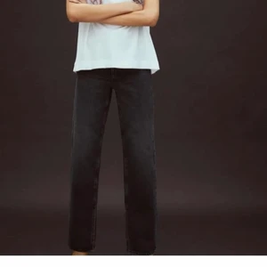 raka jeans med slits!🤝 inklusive frakt💘😀 - raka jeans ifrån hm i en cool grå/svart färg som är slutsålda, slits nertill. säljes pga jag inte använder dom 💔 endast testade 💘 köptes för 500, säljes för 300 INKLUSIVE frakt💘💘 bud börjar på 200 💞😀