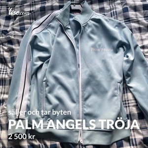 Ljusblå palm angels strl S - säljer min palm angels ljusblå, Nästan aldrig använda Är även öppen för byten, mest sugen på att byta mot ett par byxor