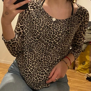 Leopard - En tunn leopard tröja med 3/4 ärmar med skönt material innuti 🥰