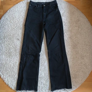 Zara jeans - Svarta Zara jeans väl använda, lite trådar som sticker ut men dom är bara att klippa av. Lite små i storlek skulle jag säga så passar mer en S än M. 