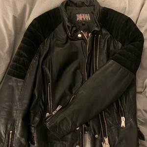 Svart skinnjacka - Caroline Roxy skinnjacka, köpt för runt 4000kr, perfekt skick 