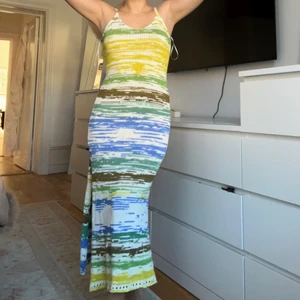 Stickad klänning - Från Zara, aldrig använd. Säljer för kommer ej till användning, superfin och mjuk. Slit på sidan 