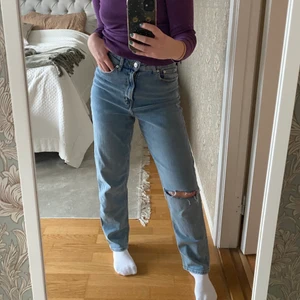 Baggy jeans - Baggy jeans med slitning på knät som jag klippt själv. ❤️ Jag är 162 och de är perfekt längd. Från HM.