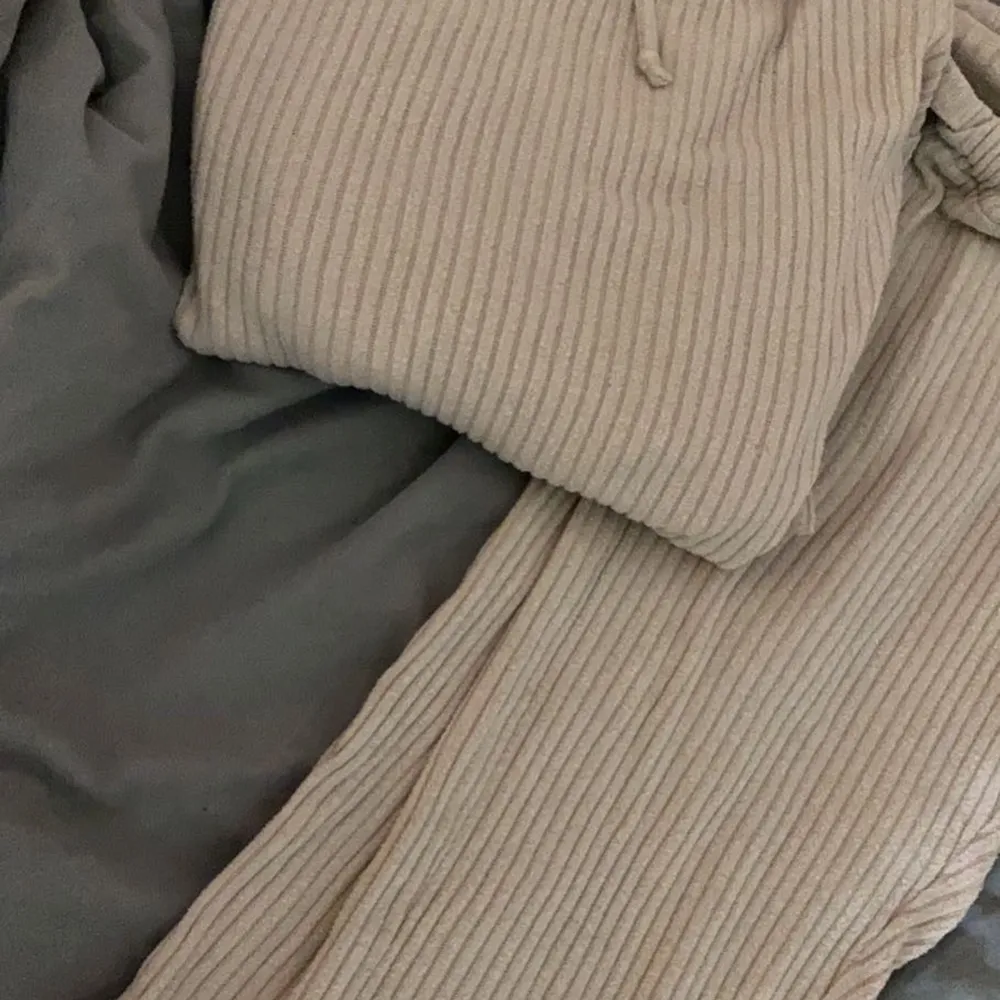 Säljer denna beige setet från gina tricot i bra skick köptes för 500kr säljer för 300kr har samma sett i vitt man kan få båda för 450kr eller 300 st vid snabb affär kan man diskutera priset❤️ . Tröjor & Koftor.