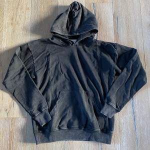 Helt ny svart hoodie med vintage/washed design. Aldrig använd eller testad.