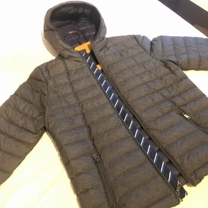 Ralph lauren jacka - Rlp Jacka. Använd två gånger ute. Inga defekter eller likanande den är i nyskick. Storlek 18-20 junior vilket motsvarar xs/small. 