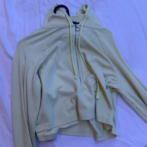 Croppad gul tunn luvtröja  - Tunt och mjukt material, croppad