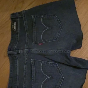 Levis shorts - Gråa lågmidjade Levis shorts. Modellen finns inte att köpa än vad jag kan hitta. Helt oanvända. Pris är alltid diskuterbart vid snabb affär