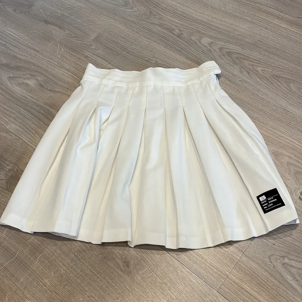 Super fin vit klockad kjol från Bershka! Använd 1 gång! Älskar denna kjol, men säljer då den tyvärr är för liten! 🥰 frakt tillkommer. Kjolar.