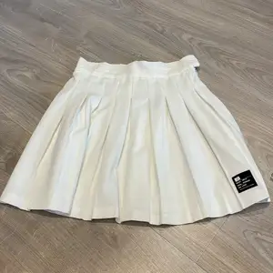 Super fin vit klockad kjol från Bershka! Använd 1 gång! Älskar denna kjol, men säljer då den tyvärr är för liten! 🥰 frakt tillkommer
