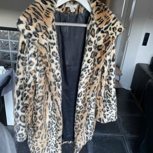 Hm kappa leopard - Superfin kappa från hm, köpt för 2 år sedan! Säljs pga nästan aldrig använd. Storlek: 38 men passar även för storlek 40! Nypris: 999 kronor