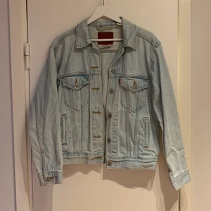 Levis jeansjacka - Jättefin jeansjacka från Levis som jag tyvärr vuxit ur. Den är i storlek S och i helt nyskick då jag endast använt den en gång. 