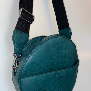 Carin Wester väska - Väska från Carin Wester i en snygg mörkare grön färg. Köpt på Åhléns och är sparsamt använd så den är i väldigt bra skick! Säljer den för 150kr + porto då den inte kommer till användning. Kan även mötas upp i Uppsala. Hör av dig för mått! 💫